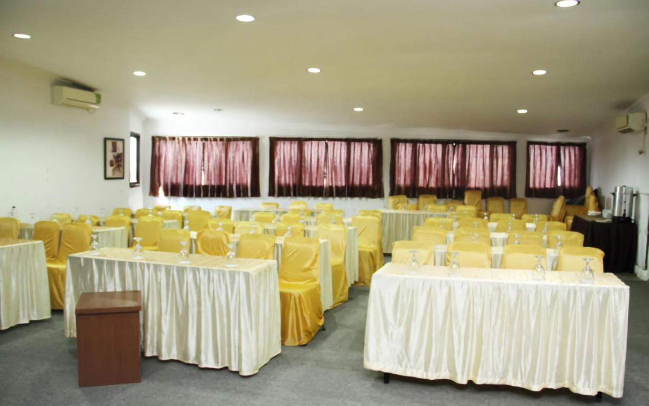 Al-Badar Hotel Syariah Makassar Exterior foto